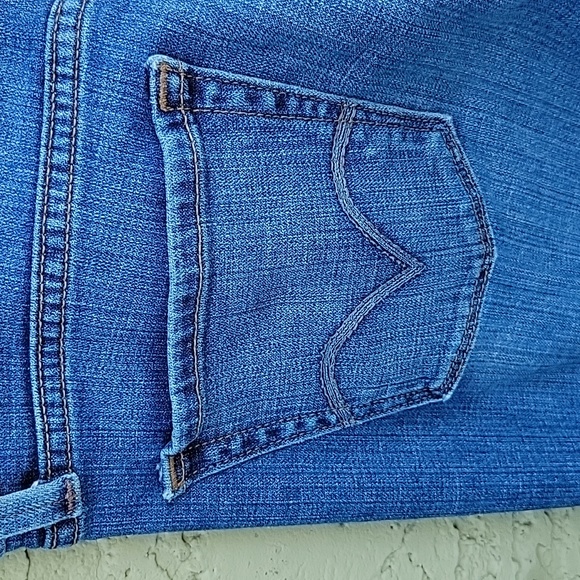 Ladies Levi's Blue Comfortable Low Bootcut Stretch Denim Jeans - Picture 6 of 12